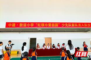 贵州村超球场中场休息，“显眼包”邓超跟着节奏尽情摇摆？